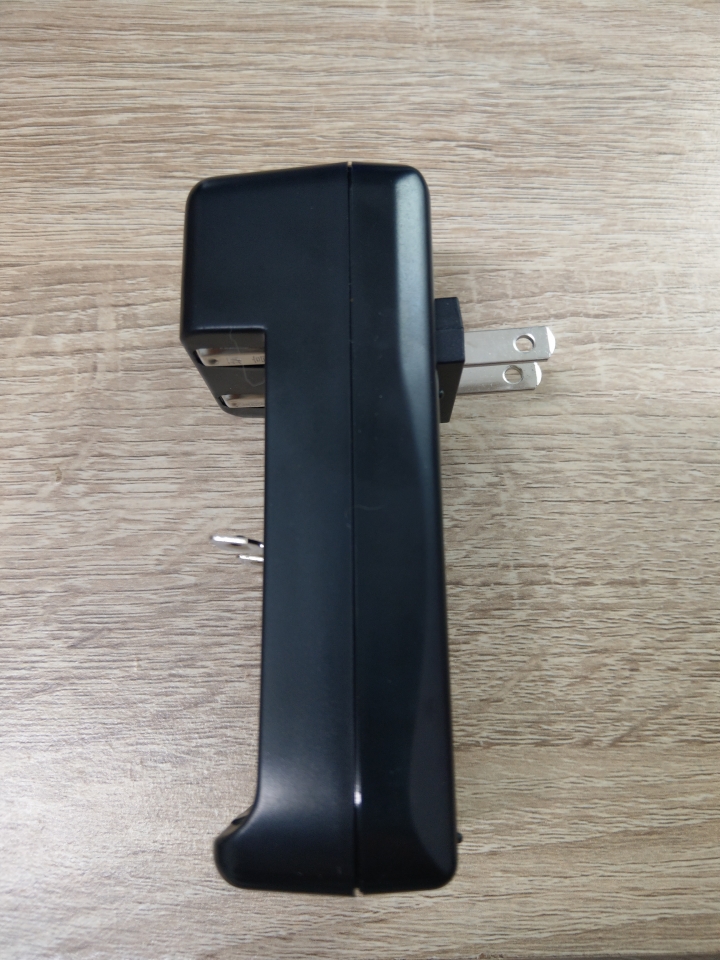 奇怪的18650充電器