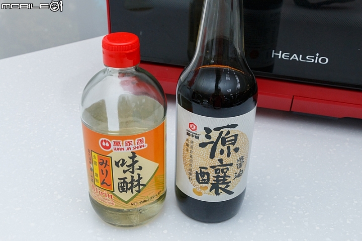 SHARP AX-XP4T 水波爐料理分享:雞肉野菇炊飯,材料準備:醬油與味醂 SHARP AX-XP4T 水波爐料理分享:雞肉野菇炊飯,材料準備:醬油與味醂