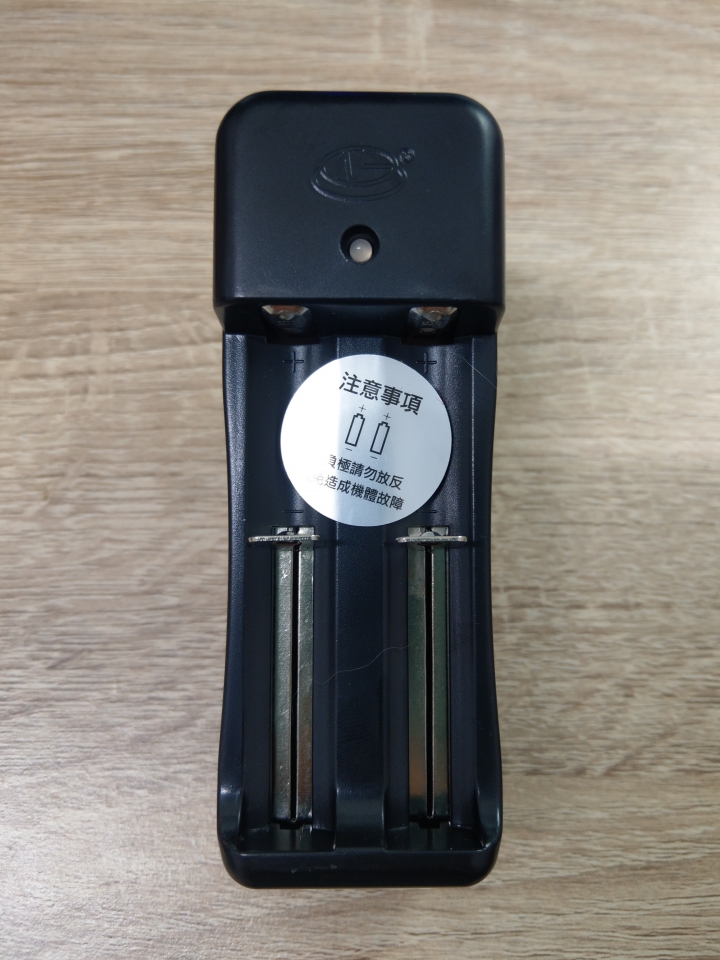 奇怪的18650充電器