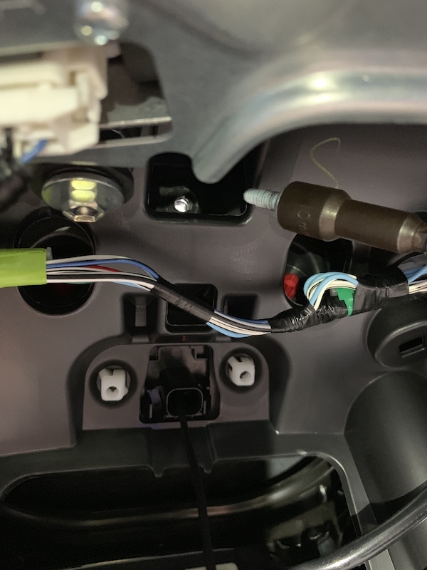 AURIS 專用倒車視訊鏡頭及行車記錄器拉線(DIY施工參考)
