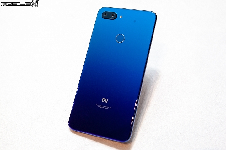 小米 8 Lite夢幻藍則是取材至莫內畫作中的色彩 小米 8 Lite夢幻藍則是取材至莫內畫作中的色彩