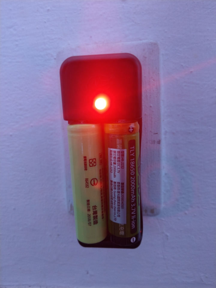 奇怪的18650充電器