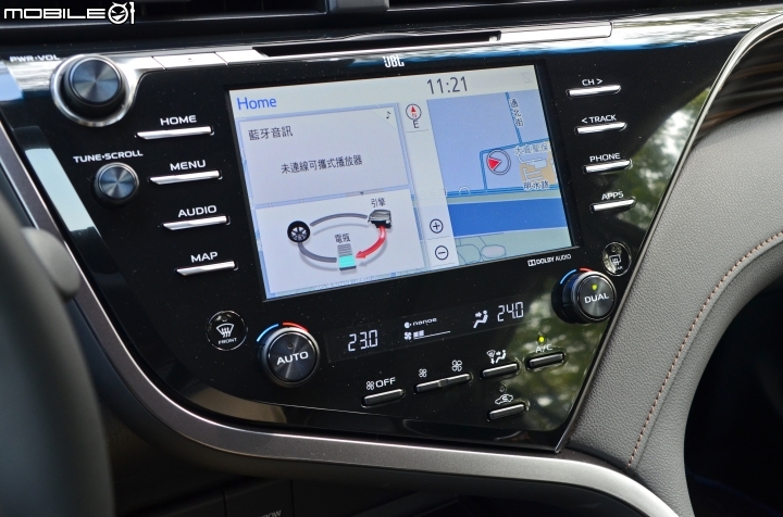 Toyota New Camry Hybrid,試駕車配備8吋中控台螢幕,可將通訊、Hybrid系統監測、導航等功能以區塊方式排列,可惜依然未支援Apple CarPlay功能。 Toyota New Camry Hybrid,試駕車配備8吋中控台螢幕,可將通訊、Hybrid系統監測、導航等功能以區塊方式排列,可惜依然未支援Apple CarPlay功能。