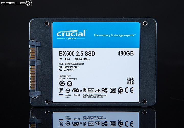 Crucial BX500 SATA SSD固態硬碟-硬碟背後也有貼上了標示型號與一些認證的貼紙 Crucial BX500 SATA SSD固態硬碟-硬碟背後也有貼上了標示型號與一些認證的貼紙