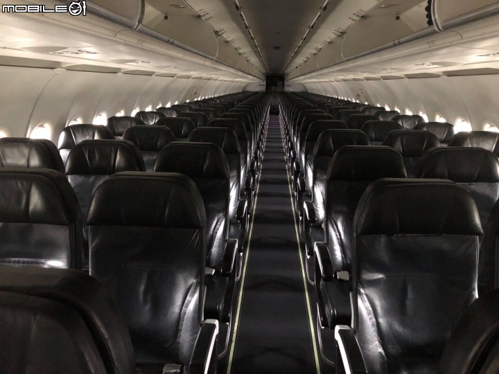 星悅航空 Starflyer,如同機身塗裝座艙也以黑色調為主,所採用的機型為空中巴士A320,而A320一般可設置最多180個座位,不過星悅僅設置150個座位,下方還設置腳踏板讓乘坐更舒適。 星悅航空 Starflyer,如同機身塗裝座艙也以黑色調為主,所採用的機型為空中巴士A320,而A320一般可設置最多180個座位,不過星悅僅設置150個座位,下方還設置腳踏板讓乘坐更舒適。