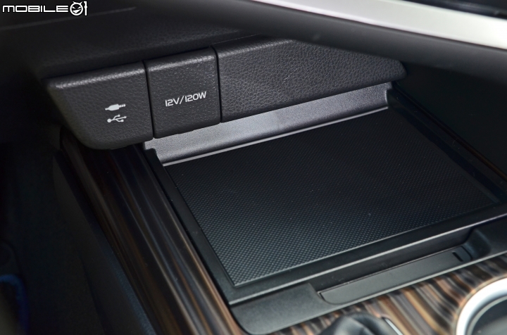 Toyota New Camry Hybrid,中控台下方設置USB、AUX-IN、12V電源插孔,另有一處置物槽。 Toyota New Camry Hybrid,中控台下方設置USB、AUX-IN、12V電源插孔,另有一處置物槽。