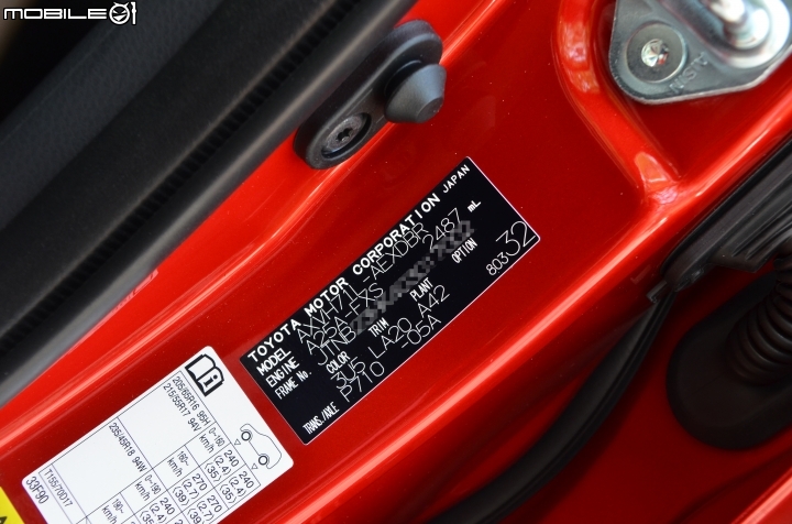 Toyota New Camry Hybrid,從車身編號(J字頭)可以看到,國內販售的第八代Camry採用日本製造進口。 Toyota New Camry Hybrid,從車身編號(J字頭)可以看到,國內販售的第八代Camry採用日本製造進口。