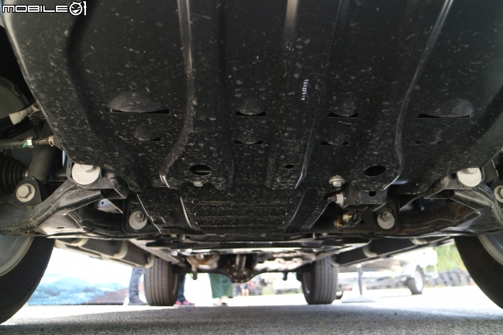 不管是柏油路或是石頭路,只要有FORD RANGER 就都是好路
