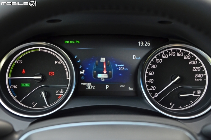 Toyota New Camry Hybrid,Hybrid車型未有轉速錶配置,改以系統運轉狀態顯示,在一般油門踩踏深度時,指針範圍大多落在「ECO」區間。 Toyota New Camry Hybrid,Hybrid車型未有轉速錶配置,改以系統運轉狀態顯示,在一般油門踩踏深度時,指針範圍大多落在「ECO」區間。