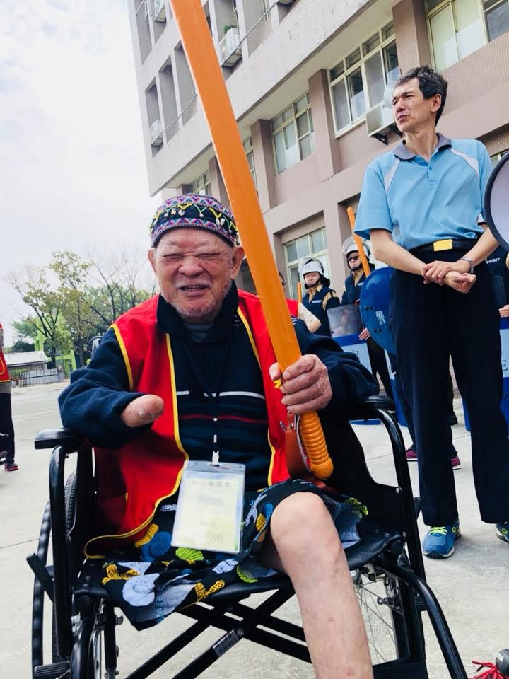 資源匱乏 高雄路竹25歲站長一人照護70老人