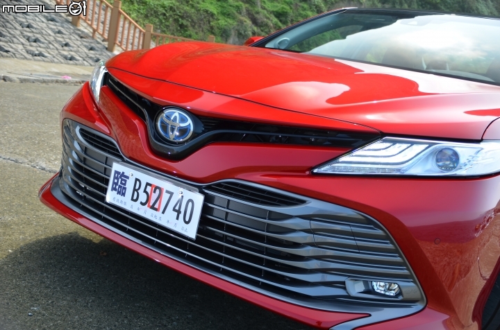 Toyota New Camry Hybrid,車頭大面積鐵灰色氣壩成為第八代Camry的設計亮點之一,搭配黑色烤漆V型水箱罩以及風格銳利的頭燈造型。 Toyota New Camry Hybrid,車頭大面積鐵灰色氣壩成為第八代Camry的設計亮點之一,搭配黑色烤漆V型水箱罩以及風格銳利的頭燈造型。