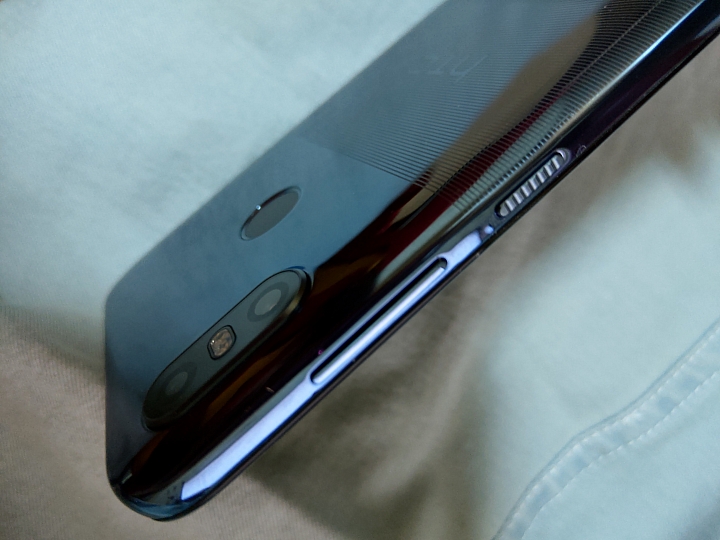 質感美機 HTC U12 life (藍色開箱!)