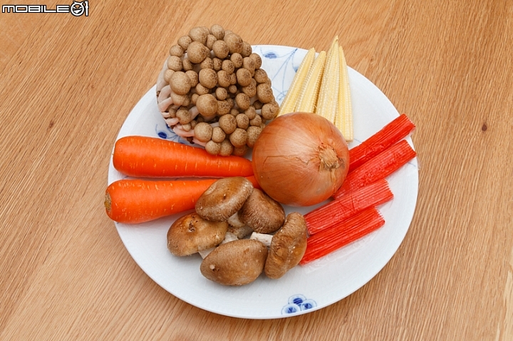 SHARP AX-XP4T 水波爐料理分享:雞肉野菇炊飯,材料準備:蔬菜、菇類 SHARP AX-XP4T 水波爐料理分享:雞肉野菇炊飯,材料準備:蔬菜、菇類