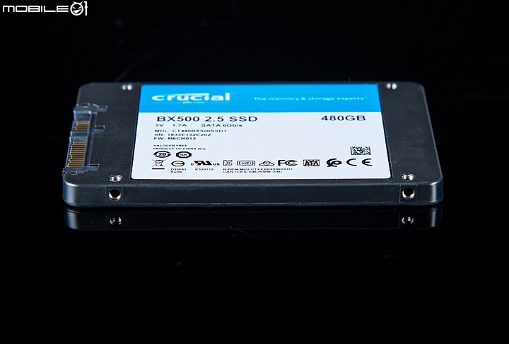 Crucial BX500 SATA SSD固態硬碟-厚度規格是7mm,並且在左右兩側都有設置了固定螺絲孔 Crucial BX500 SATA SSD固態硬碟-厚度規格是7mm,並且在左右兩側都有設置了固定螺絲孔