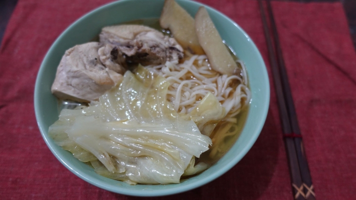 天氣冷用鍋寶來做碗熱熱的麻油雞湯吧~
