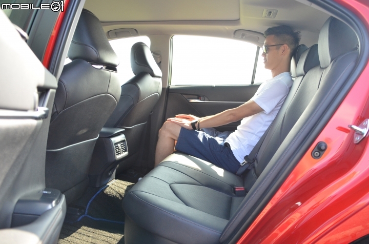 Toyota New Camry Hybrid,我們請身高175公分的同事示範後座乘坐空間,前方座位已調整至他習慣的坐姿,坐進後座後可見到膝部空間相當充裕。 Toyota New Camry Hybrid,我們請身高175公分的同事示範後座乘坐空間,前方座位已調整至他習慣的坐姿,坐進後座後可見到膝部空間相當充裕。