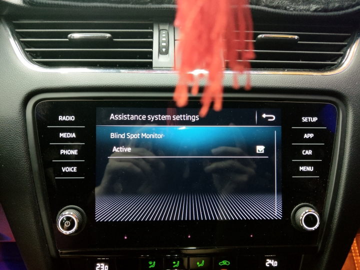 Skoda octavia vrs 安全好本事 之 盲點偵測 跟倒車顯影篇