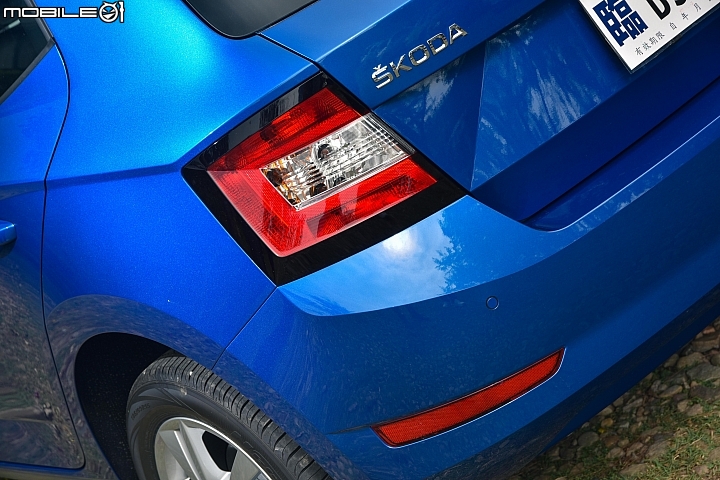 Skoda Fabia 1.0 TSI國內基本款尾燈就跟小改前一樣,車尾差異在於後保桿兩側下方多了紅色反光片。 Skoda Fabia 1.0 TSI國內基本款尾燈就跟小改前一樣,車尾差異在於後保桿兩側下方多了紅色反光片。