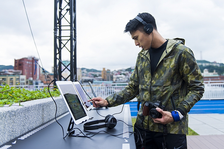 NIKE 強化的NRC路跑應用程式,裡頭內建語音指導課程,由NRC教練規劃帶領,透過每集的「馬拉松語音指導」提供建議指導和激勵。 NIKE 強化的NRC路跑應用程式,裡頭內建語音指導課程,由NRC教練規劃帶領,透過每集的「馬拉松語音指導」提供建議指導和激勵。