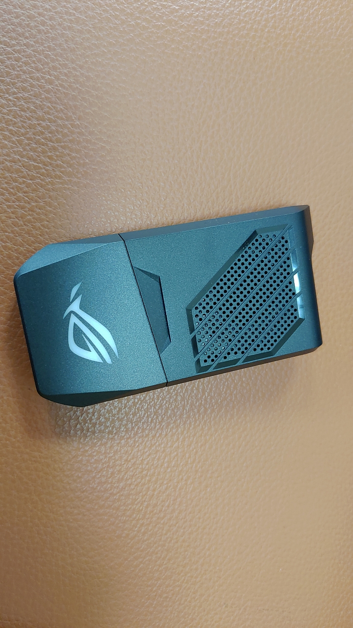 128GB版的ROG Phone 爽玩吃雞