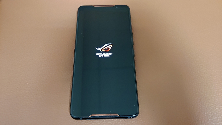 128GB版的ROG Phone 爽玩吃雞