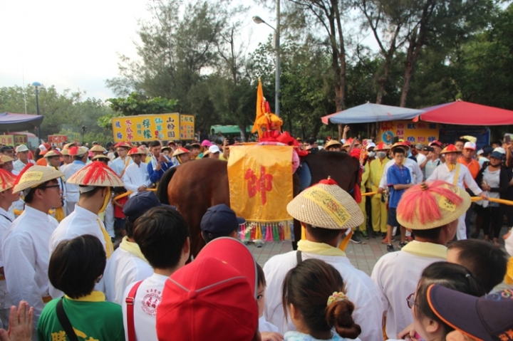 「一生中一定要參與一次的台灣傳統文化祭典」戊戌正科東港迎王騎記