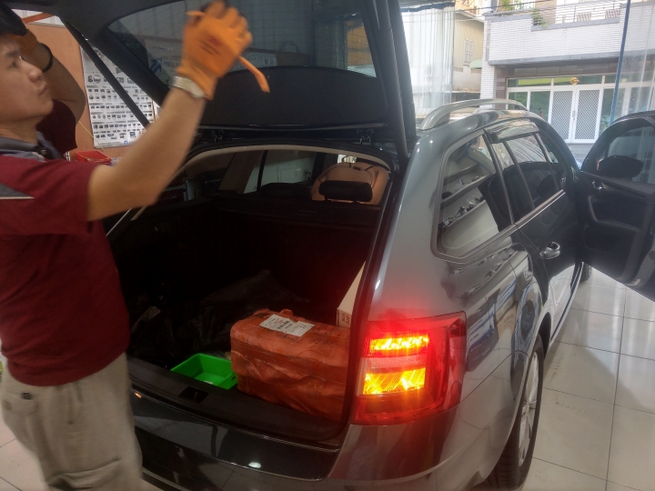 SKODA Octavia Combi 1.0 不專業開箱 原廠倒車顯影以及保險絲熄火斷電
