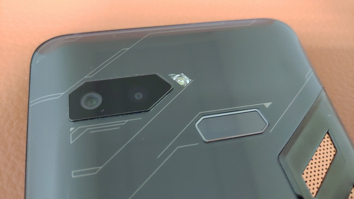 128GB版的ROG Phone 爽玩吃雞