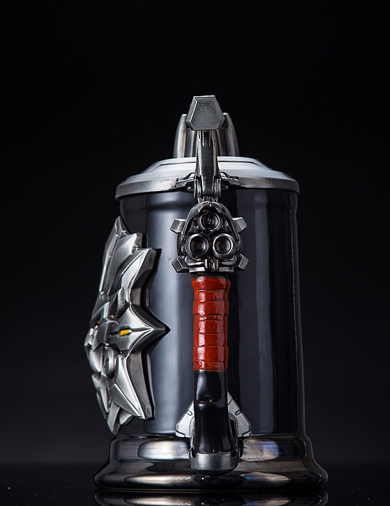 《鬥陣特攻》萊因哈特 Reinhardt Stein 啤酒杯-握把處以陶瓷做成類似綁上紅色束帶的效果 《鬥陣特攻》萊因哈特 Reinhardt Stein 啤酒杯-握把處以陶瓷做成類似綁上紅色束帶的效果