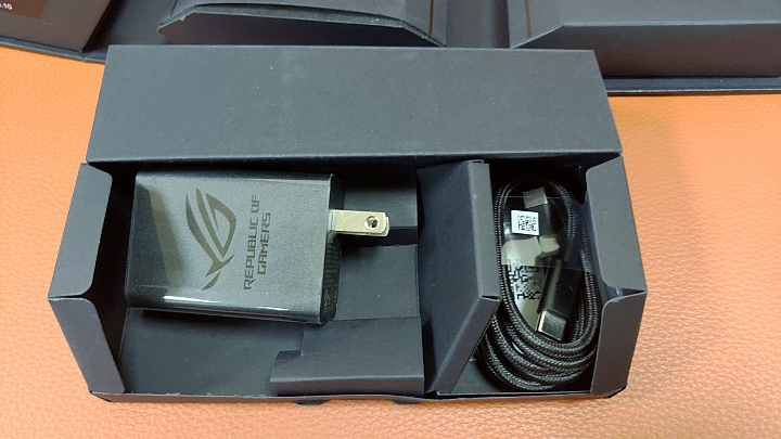 128GB版的ROG Phone 爽玩吃雞