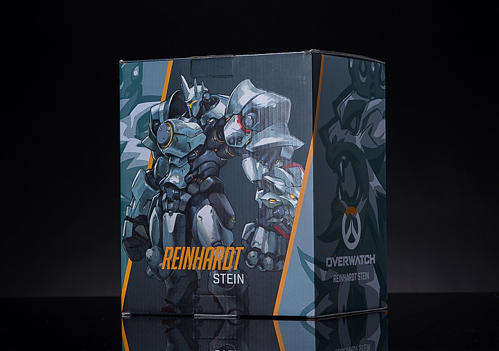 【Bz18】《鬥陣特攻》萊因哈特 Reinhardt Stein 啤酒杯-盒裝背面則是萊因哈特著裝完畢後的造型樣貌 【Bz18】《鬥陣特攻》萊因哈特 Reinhardt Stein 啤酒杯-盒裝背面則是萊因哈特著裝完畢後的造型樣貌