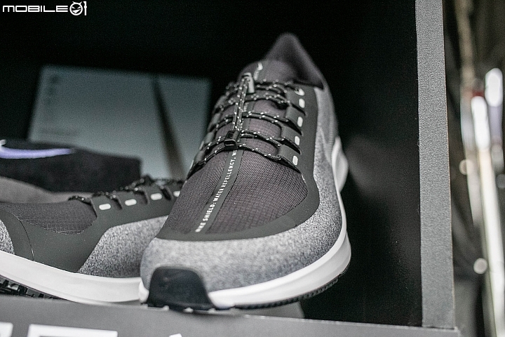 本次實穿鞋款為Nike Air Zoom Pegasus 35 Shield,外底採用更精製橡膠設計,因此有更強大的抓地力。 本次實穿鞋款為Nike Air Zoom Pegasus 35 Shield,外底採用更精製橡膠設計,因此有更強大的抓地力。