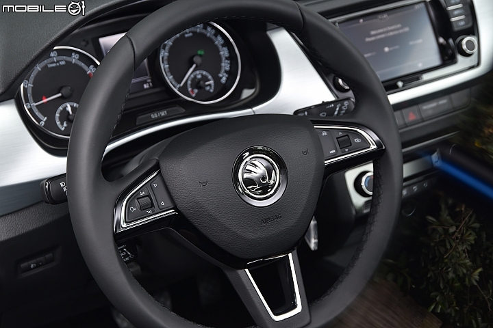 Skoda Fabia 1.0 TSI小改款,方向盤式樣與改款前相同 Skoda Fabia 1.0 TSI小改款,方向盤式樣與改款前相同