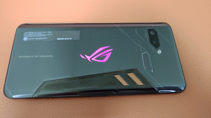 128GB版的ROG Phone 爽玩吃雞