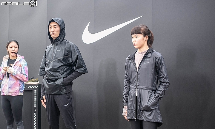 NIKE RUN UTILITY 服裝系列,採用多口袋設計,便於存放手套與單品,透過巧妙的設計可以改變產品型態,一秒變成帽Tee。 NIKE RUN UTILITY 服裝系列,採用多口袋設計,便於存放手套與單品,透過巧妙的設計可以改變產品型態,一秒變成帽Tee。