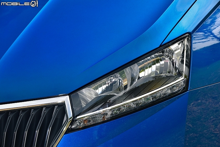 Skoda Fabia 1.0 TSI小改款 頭燈組採用傳統鹵素燈泡配置,底部為LED日行燈條。 Skoda Fabia 1.0 TSI小改款 頭燈組採用傳統鹵素燈泡配置,底部為LED日行燈條。