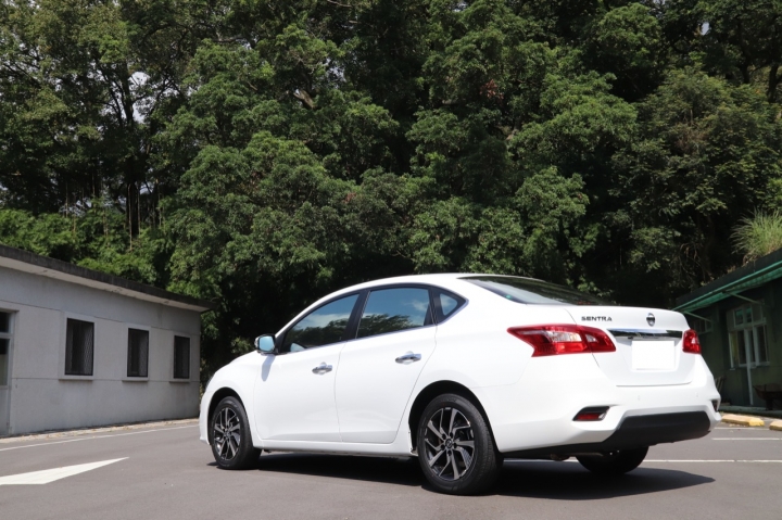(開箱) 結婚買房買車今年一次完成,喜簽新sentra