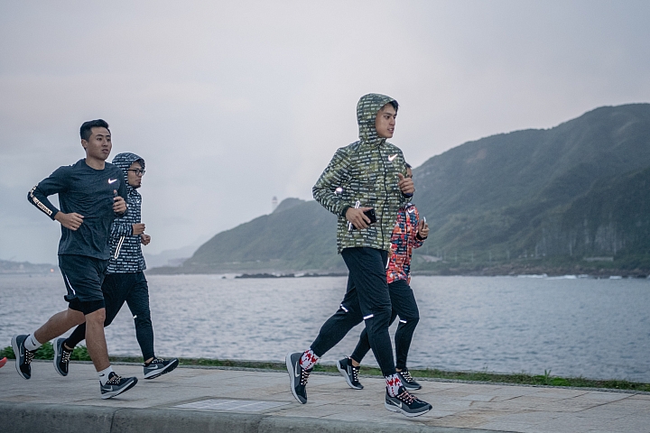 今年冬天Nike推出全新Run Utility裝備,以強悍的防水設定與反光細節為主推,希望大家在潮濕寒冷也能擁有舒適的跑步體驗。 今年冬天Nike推出全新Run Utility裝備,以強悍的防水設定與反光細節為主推,希望大家在潮濕寒冷也能擁有舒適的跑步體驗。