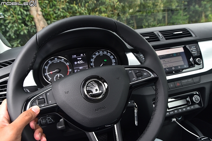 Skoda Fabia 1.0 TSI小改款,方向盤左側聲控按鍵還可喚醒Google語音助理功能,這時便可直接透過語音告訴它你想去哪裡來設定導航目的地。 Skoda Fabia 1.0 TSI小改款,方向盤左側聲控按鍵還可喚醒Google語音助理功能,這時便可直接透過語音告訴它你想去哪裡來設定導航目的地。