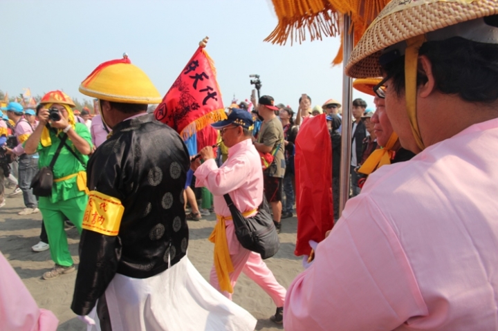 「一生中一定要參與一次的台灣傳統文化祭典」戊戌正科東港迎王騎記