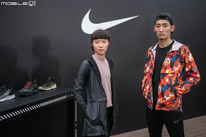 NIKE RUN UTILITY 服裝的部分針對冬季晝短夜長的特點,在服裝加上反光性能極強的細節設計,即便是弱光環境接受到微光也可有效反光。 NIKE RUN UTILITY 服裝的部分針對冬季晝短夜長的特點,在服裝加上反光性能極強的細節設計,即便是弱光環境接受到微光也可有效反光。