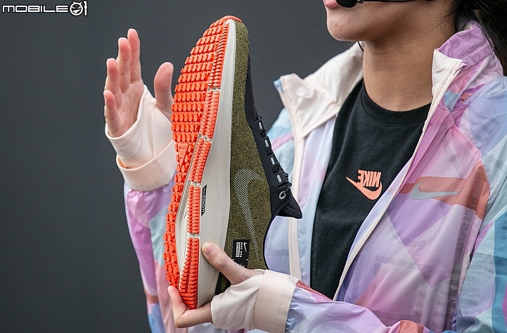 Nike Run Utility跑步系列產品,兼具克服打滑的抓地力、出色鞋面防潑水以及反光細節,重要的還有外型時尚俐落。 Nike Run Utility跑步系列產品,兼具克服打滑的抓地力、出色鞋面防潑水以及反光細節,重要的還有外型時尚俐落。
