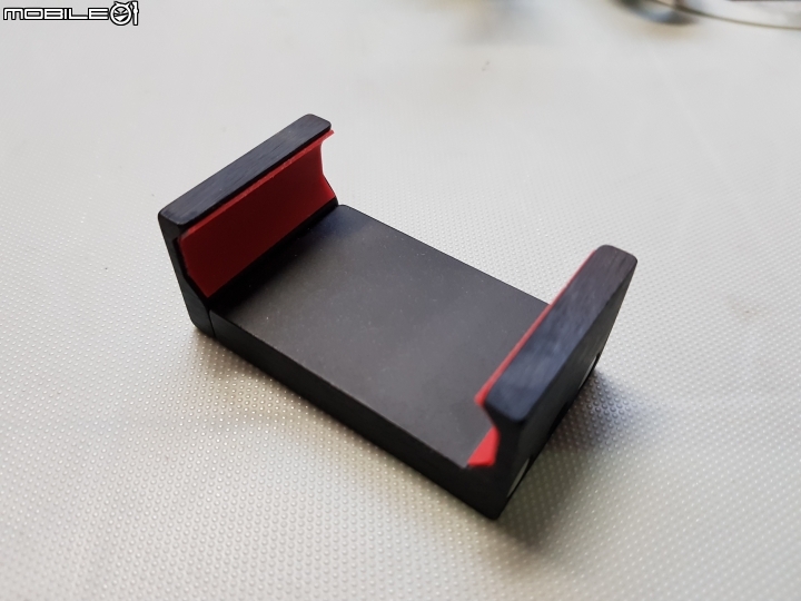 輕量實用的鋁合金軌道式車用筆電架開箱分享~