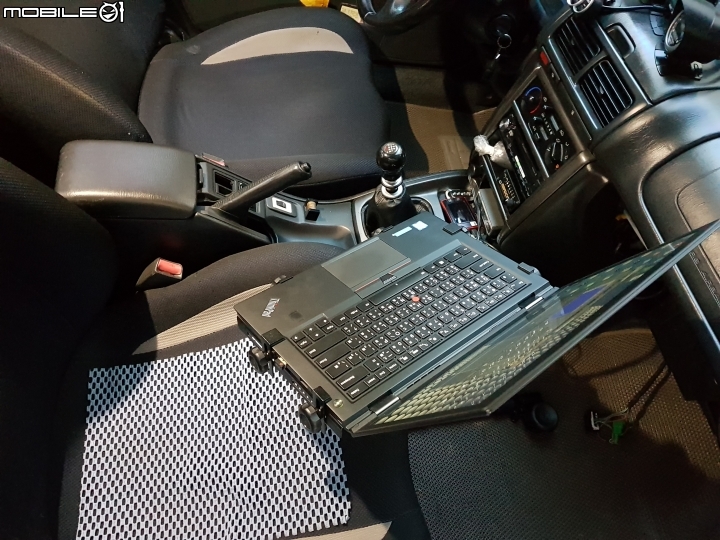 輕量實用的鋁合金軌道式車用筆電架開箱分享~