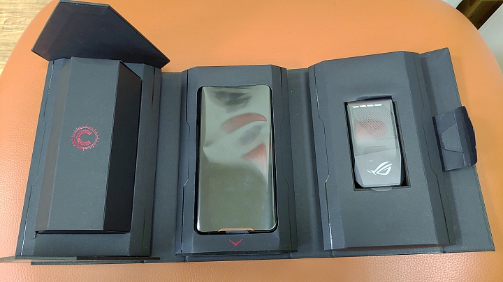 128GB版的ROG Phone 爽玩吃雞