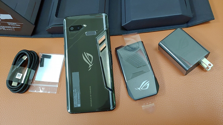 128GB版的ROG Phone 爽玩吃雞