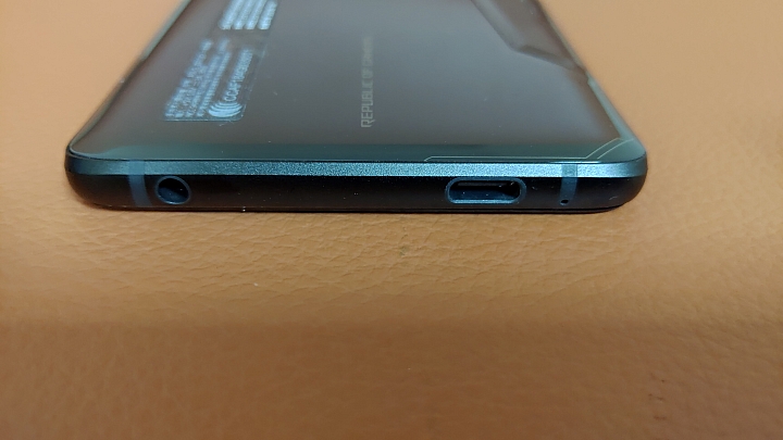 128GB版的ROG Phone 爽玩吃雞
