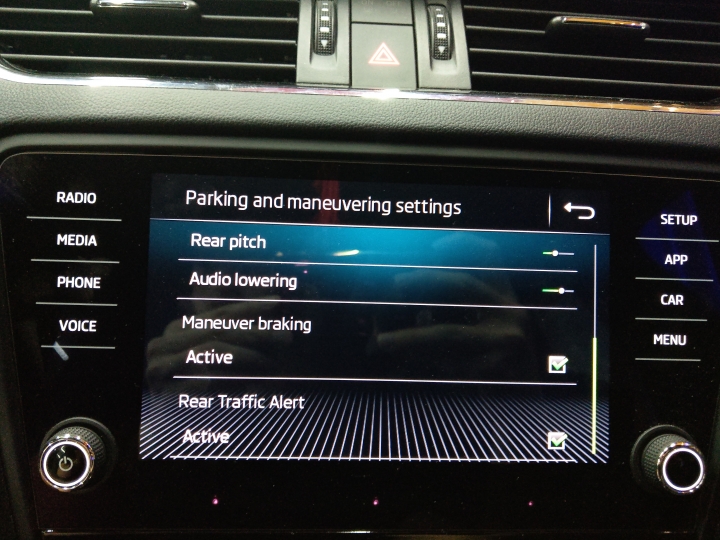 Skoda octavia vrs 安全好本事 之 盲點偵測 跟倒車顯影篇