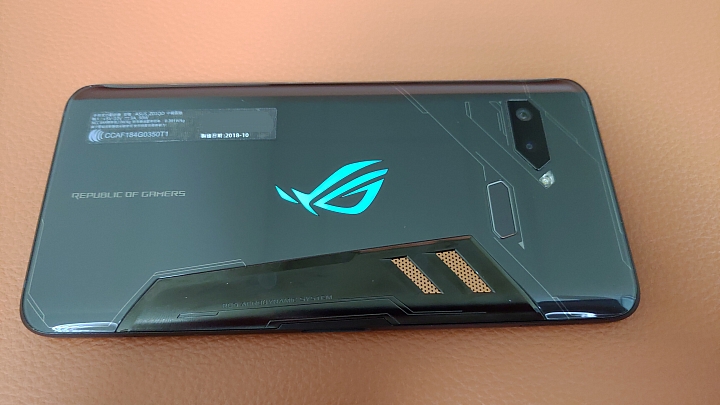128GB版的ROG Phone 爽玩吃雞