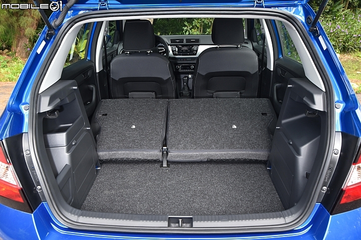 Skoda Fabia 1.0 TSI小改款,將6/4分離椅背全數傾倒之後,行李廂容量可從330公升擴充至1150公升。 Skoda Fabia 1.0 TSI小改款,將6/4分離椅背全數傾倒之後,行李廂容量可從330公升擴充至1150公升。